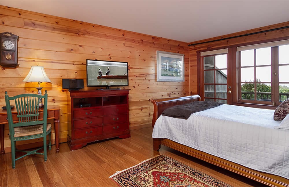 mendocino coast bed and breakfast with ocean views, fireplace and large screen TV - queen bed